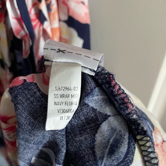 EUC Old Navy Wrap dress in Navy Floral 💙🩷 - Picture 5 of 5